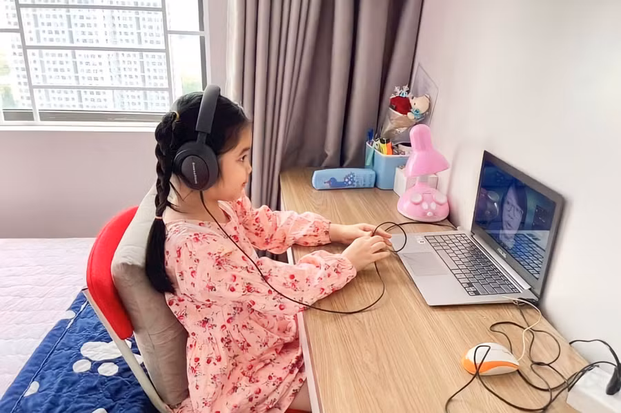 Học sinh học online tại nhà với cô giáo người Mỹ.