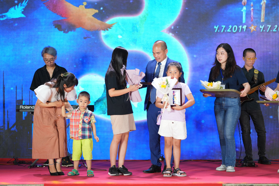 Ông Phạm Tuấn Anh - Nhà sáng lập và Giám đốc dự án MVA trao thưởng cho các học sinh. Ông Phạm Tuấn Anh - Nhà sáng lập và Giám đốc dự án MVA trao thưởng cho các học sinh.