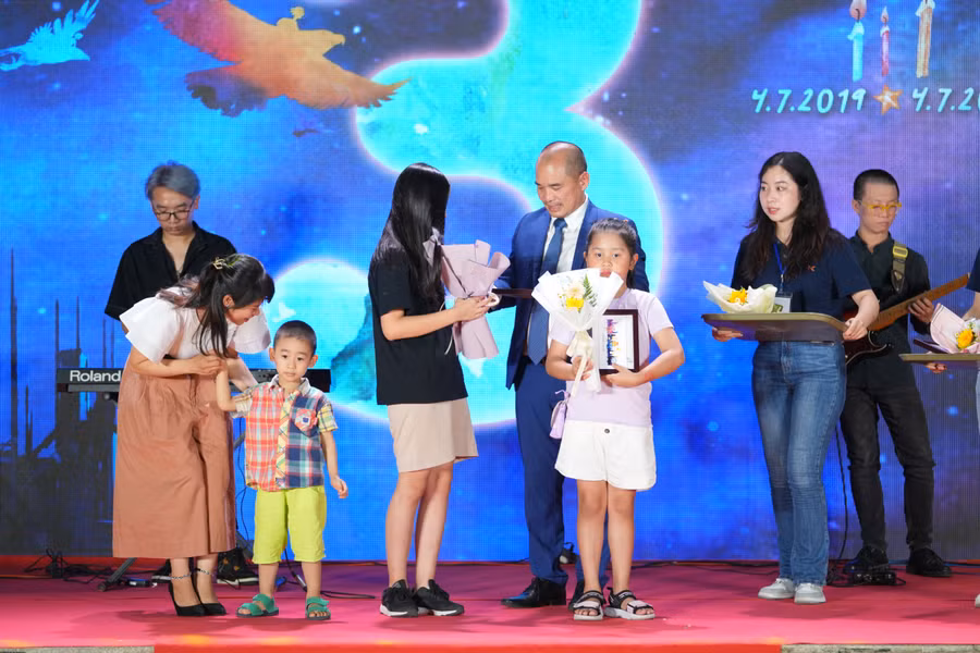 Ông Phạm Tuấn Anh - Nhà sáng lập và Giám đốc dự án MVA trao thưởng cho các học sinh.