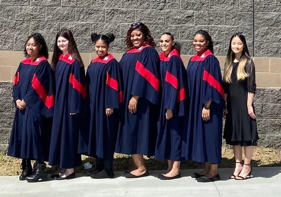 Nguyễn Ngọc Phương Anh (ngoài cùng bên phải) chụp cùng các thành viên của dàn hợp xướng Trường Trung học Marion, Mỹ. Nguyễn Ngọc Phương Anh (ngoài cùng bên phải) chụp cùng các thành viên của dàn hợp xướng Trường Trung học Marion, Mỹ.