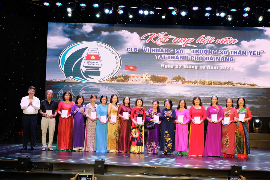 Bà Trương Mỹ Hoa, nguyên Phó chủ tịch nước, Chủ tịch Quỹ học bổng Vừ A Dính, Chủ nhiệm CLB “Vì Hoàng Sa – Trường Sa thân yêu” trao thẻ cho 71 hội viên mới. Bà Trương Mỹ Hoa, nguyên Phó chủ tịch nước, Chủ tịch Quỹ học bổng Vừ A Dính, Chủ nhiệm CLB “Vì Hoàng Sa – Trường Sa thân yêu” trao thẻ cho 71 hội viên mới.