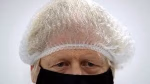 Thủ tướng Anh Boris Johnson đến thăm SureScreen Diagnostics - công ty cung cấp dịch vụ xét nghiệm nhanh Covid-19 ở Derby ngày 8/2. Tính đến tối 14/2, thế giới ghi nhận hơn 109,2 triệu ca mắc Covid-19, trong đó có hơn 2,4 triệu ca tử vong. Anh là 1 trong 5 quốc gia chịu ảnh hưởng nặng nề nhất bởi dịch bệnh. (Nguồn: Getty)