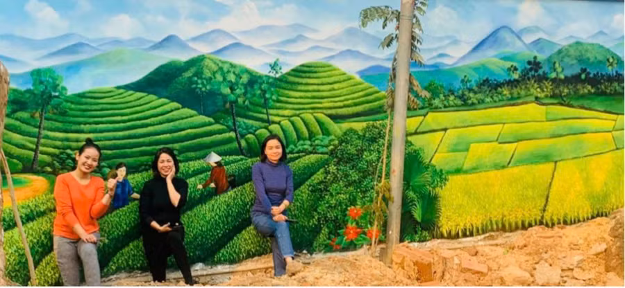 Nhóm giáo viên Trường THCS Sa Đéc (thị xã Phú Thọ) hoàn thiện bức bích họa tại địa phương.