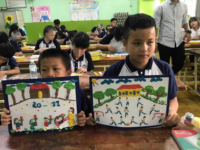 Các em học sinh khiếm thị thể hiện tình cảm với thầy cô, mái trường thông qua bức tranh bằng đất nặn của mình