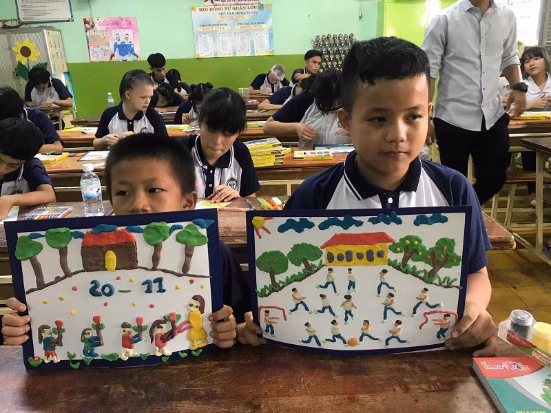 Các em học sinh khiếm thị thể hiện tình cảm với thầy cô, mái trường thông qua bức tranh bằng đất nặn của mình