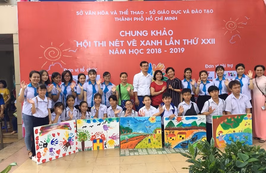 Niềm vui khi hoàn thành những bức tranh