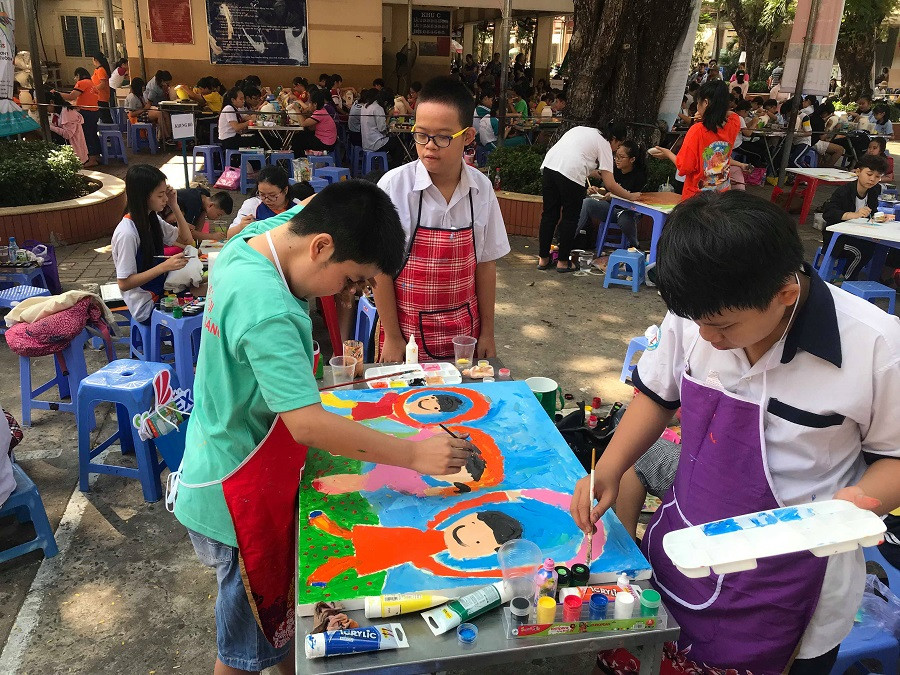 Các em say sưa với bức tranh của mình