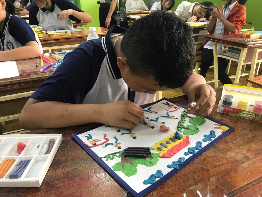 Học sinh khiếm thị được bố trí phòng vẽ riêng, các em có thể vẽ bằng đất nặn