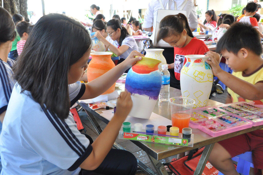 Vẽ tranh trên bình gốm