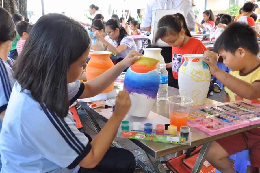 Vẽ tranh trên bình gốm