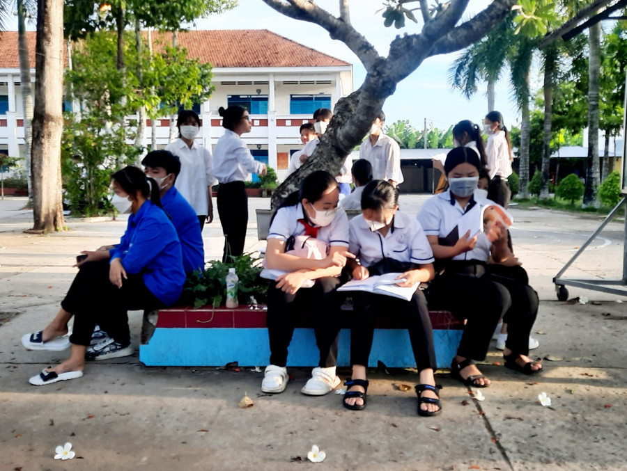 Kỳ thi tuyển sinh 10 năm 2023 ở An Giang diễn ra an toàn, nghiêm túc, đúng quy chế. Kỳ thi tuyển sinh 10 năm 2023 ở An Giang diễn ra an toàn, nghiêm túc, đúng quy chế.