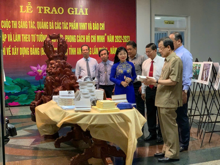 Các đại biểu tham quan triển lãm các tác phẩm đạt giải trong hội thi.