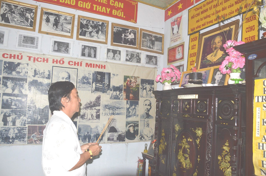 Ông Nguyễn Văn Nhung thắp hương bên bàn thờ Bác Hồ. Ông Nguyễn Văn Nhung thắp hương bên bàn thờ Bác Hồ.