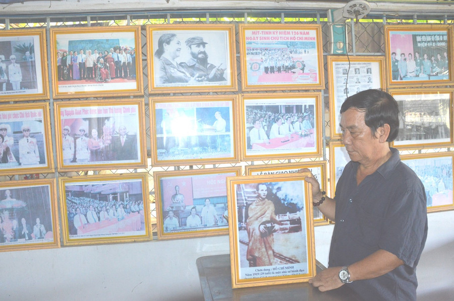 Ông Nhung và tấm ảnh Bác Hồ ở Thái Lan. Ông Nhung và tấm ảnh Bác Hồ ở Thái Lan.