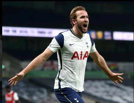 Harry Kane trở thành cầu thủ ghi nhiều bàn thắng nhất lịch sử các cuộc đối đầu Tottenham – Arsenal.