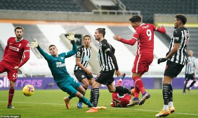 Newcastle phòng ngự kiên cường trước Liverpool.