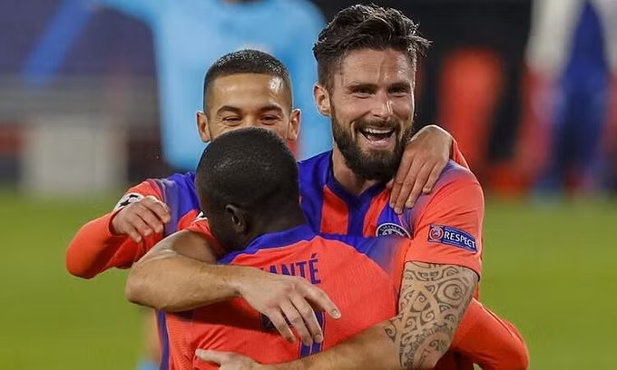 Giroud chia vui cùng đồng đội khi lập cú Porker vào lưới Sevilla ở tuổi 34.