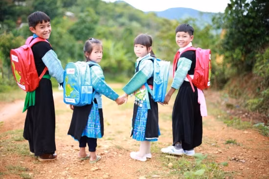 Chính sách về giáo dục-đào tạo là một chính sách quan trọng để nâng cao dân trí và đời sống vật chất, tinh thần cho đồng bào các dân tộc thiểu số tại Việt Nam. Ảnh: Báo Biên phòng