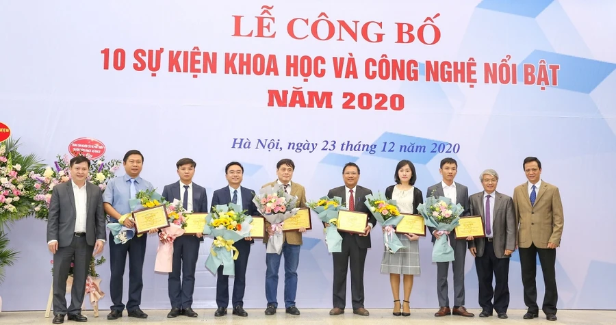 Đại diện các sự kiện khoa học - công nghệ nổi bật năm 2020 nhận giấy chứng nhận.