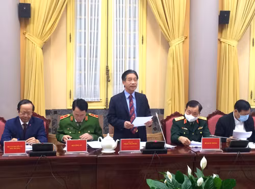 Phó Chủ nhiệm Văn phòng Chủ tịch nước Phạm Thanh Hà công bố Lệnh của Chủ tịch nước về việc công bố 7 luật được Quốc hội khóa XIV thông qua tại Kỳ họp thứ 10. Ảnh: VGP/Nguyễn Hoàng