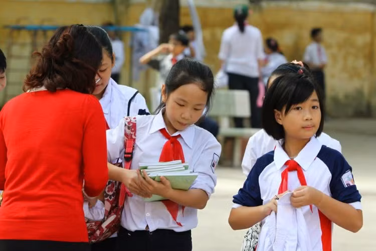 PHHS cần nắm rõ những khoản thu bắt buộc và thu tự nguyện. Ảnh: Đức Trí