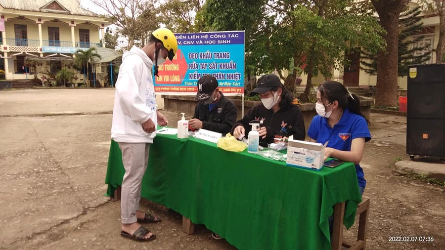 Trường Phổ thông dân tộc nội trú Nam Trà My tổ chức khai báo y tế, đo thân nhiệt cho học sinh khi trở lại trường sau kỳ nghỉ Tết nguyên đán