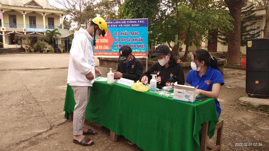Trường Phổ thông dân tộc nội trú Nam Trà My tổ chức khai báo y tế, đo thân nhiệt cho học sinh khi trở lại trường sau kỳ nghỉ Tết nguyên đán