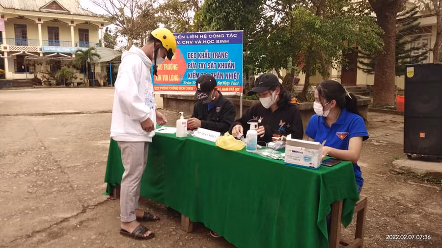 Trường Phổ thông dân tộc nội trú Nam Trà My tổ chức khai báo y tế, đo thân nhiệt cho học sinh khi trở lại trường sau kỳ nghỉ Tết nguyên đán