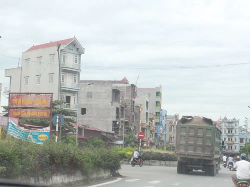 Đoạn đường 2,2 km do Công ty TNHH Đại An thi công đến nay mới hoàn thành 90%. Ảnh: Hoàng Trang