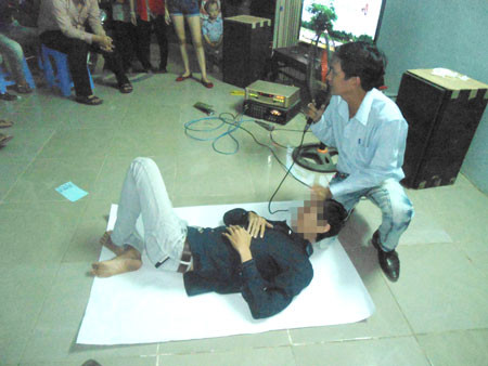 Anh Tuấn (áo trắng) trong một buổi tập huấn kiến thức cho những người bị H trong nhóm. Anh Tuấn (áo trắng) trong một buổi tập huấn kiến thức cho những người bị H trong nhóm.