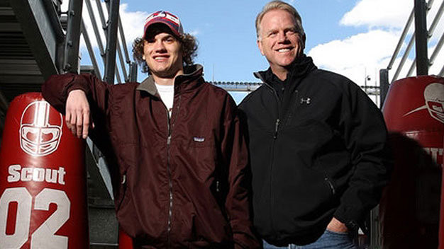 Gunnar Esiason và cha tiếp thêm sức mạnh cho nhau trong cuộc chiến chống bệnh xơ nang 20 năm qua - Ảnh: Boston Globe