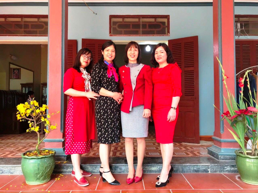 Chị Tâm (bìa trái) cùng 3 chị gái của mình. Hiện cả 4 người đều đang sinh sống và làm việc tại Thanh Hóa.