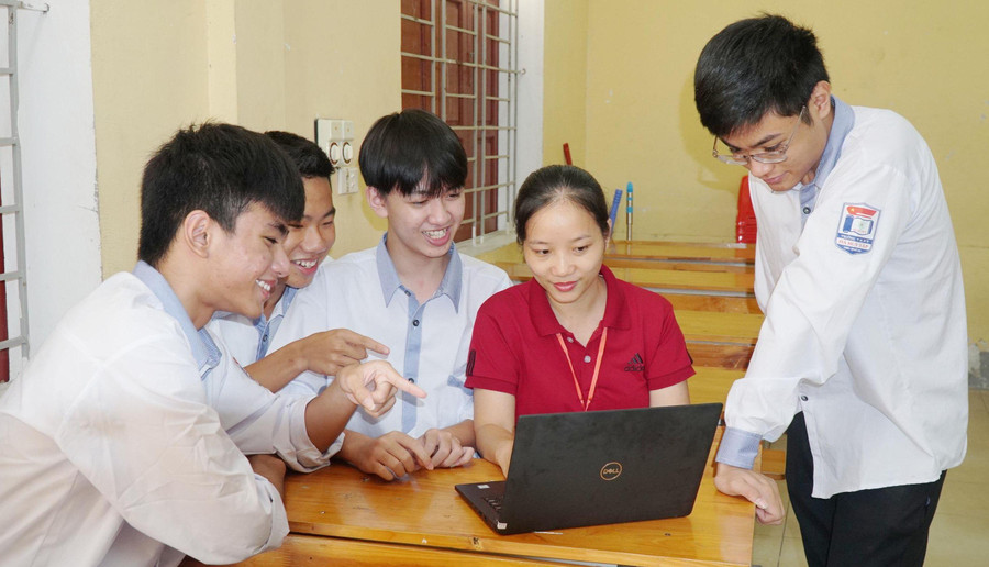 Giờ trao đổi bài của cô trò khối 10 tại TP Vinh, Nghệ An. Giờ trao đổi bài của cô trò khối 10 tại TP Vinh, Nghệ An.