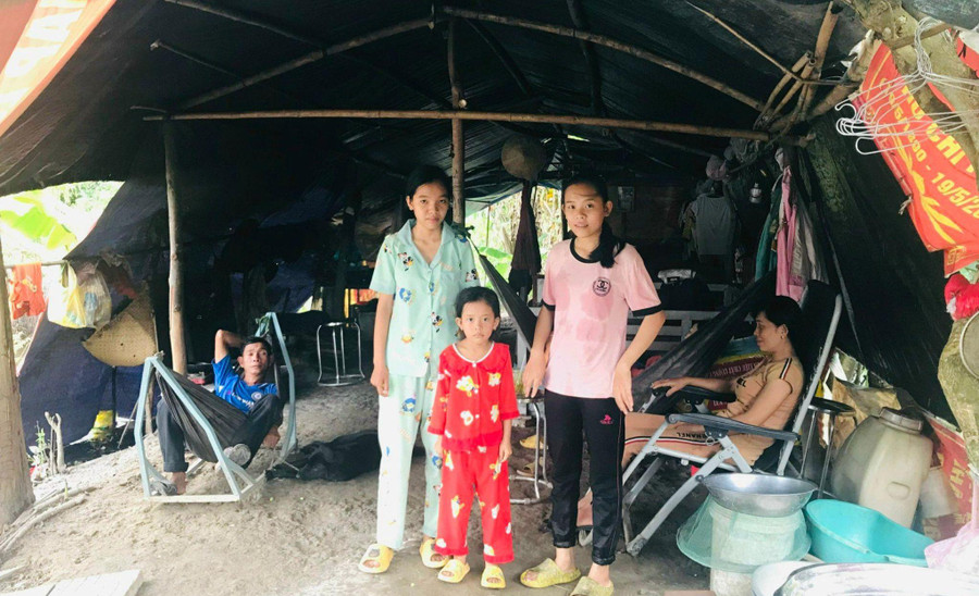Gia đình Thảo hiện sống trong căn lều bạt ngoài đồng ruộng. Gia đình Thảo hiện sống trong căn lều bạt ngoài đồng ruộng.