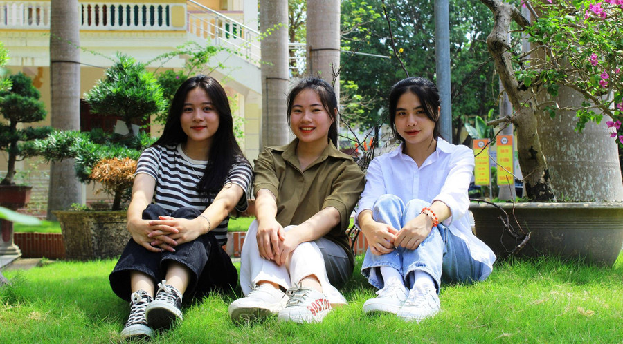 Nữ sinh Phạm Thị Khánh Ly (bìa phải) cùng hai cựu học sinh lớp 12C. Cả ba nữ sinh cùng trúng tuyển vào khối trường sư phạm với số điểm rất cao. Nữ sinh Phạm Thị Khánh Ly (bìa phải) cùng hai cựu học sinh lớp 12C. Cả ba nữ sinh cùng trúng tuyển vào khối trường sư phạm với số điểm rất cao.