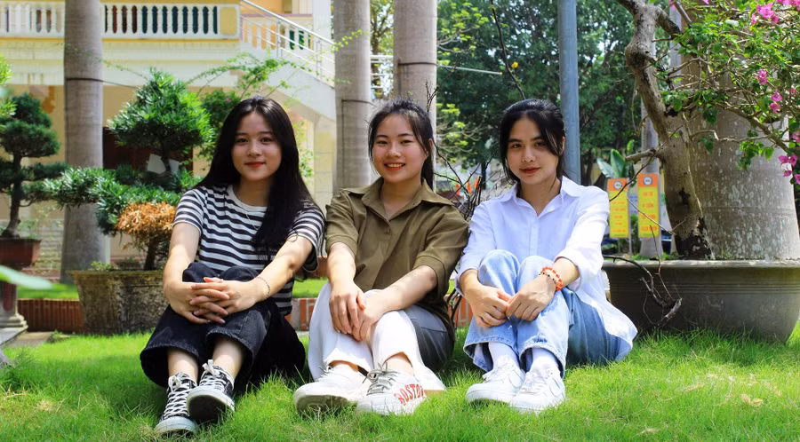 Nữ sinh Phạm Thị Khánh Ly (bìa phải) cùng hai cựu học sinh lớp 12C. Cả ba nữ sinh cùng trúng tuyển vào khối trường sư phạm với số điểm rất cao.