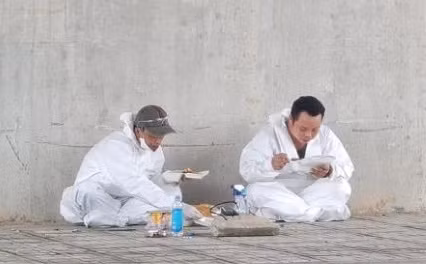 Bữa tối muộn bên đường của thầy Lê Huy Phương sau khi học sinh là F0 đã hoàn tất thủ tục nhập viện điều trị. 