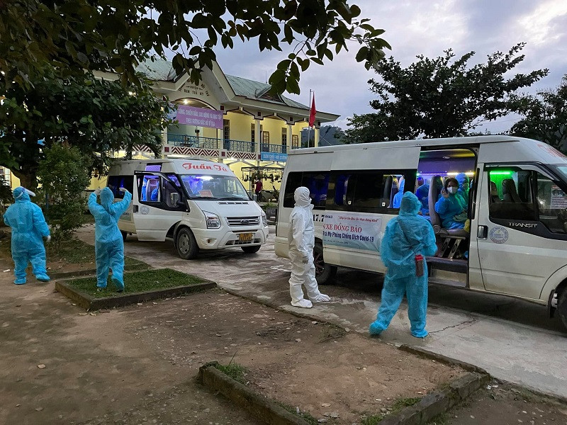 Học sinh Trường PTDT nội trú Nam Trà My bị nhiễm Covid–19 đang được chuyển về Tam Kỳ để điều trị. Học sinh Trường PTDT nội trú Nam Trà My bị nhiễm Covid–19 đang được chuyển về Tam Kỳ để điều trị.