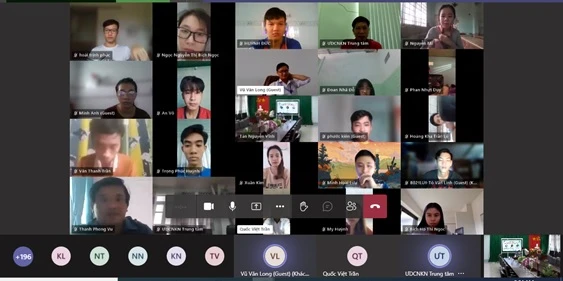 Các học viên tham dự lớp đào tạo về khởi nghiệp đổi mới sáng tạo qua hình thức online.