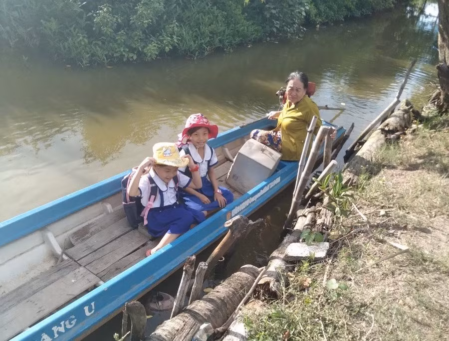 HS vùng sông nước Cà Mau đến trường bằng xuồng. Ảnh: Việt Hữu.