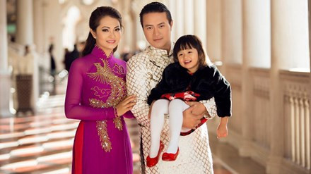Ông bầu Minh Chánh hạnh phúc khoe vợ đẹp, con khôn ảnh 1 Ông bầu Minh Chánh hạnh phúc khoe vợ đẹp, con khôn ảnh 1