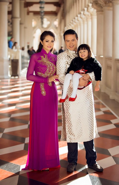 Ông bầu Minh Chánh hạnh phúc khoe vợ đẹp, con khôn ảnh 3 Vợ chồng Minh Chánh - Nathalee Trương hạnh phúc bên con gái đáng yêu - ảnh 2