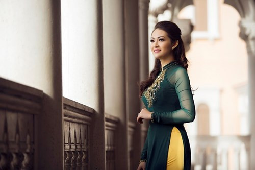 Ông bầu Minh Chánh hạnh phúc khoe vợ đẹp, con khôn ảnh 11 Vợ chồng Minh Chánh - Nathalee Trương hạnh phúc bên con gái đáng yêu - ảnh 10