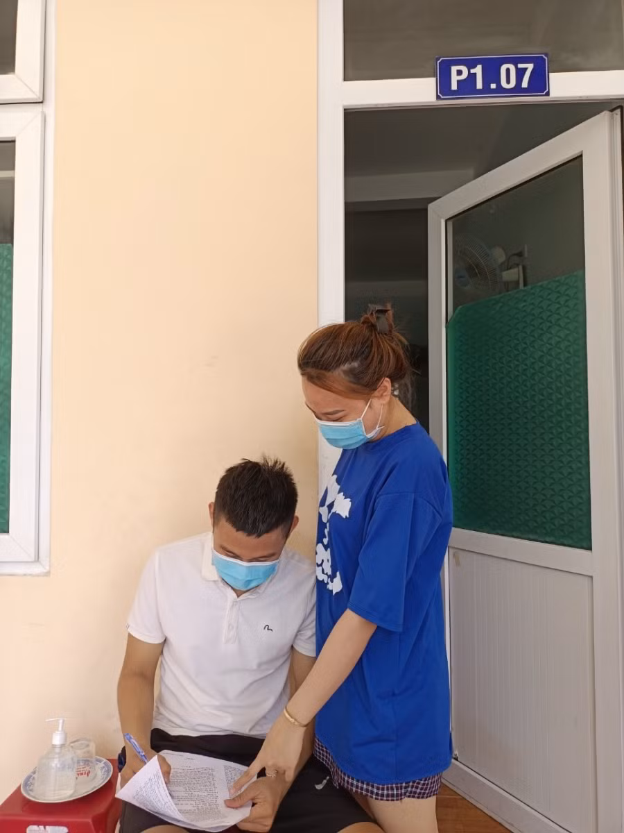 Nguyễn Minh Đức và chị gái dò lại bài ở KTX Trường THPT Chuyên Lê Khiết - nơi ở dành cho thí sinh ngoại tỉnh dự thi tại Quảng Ngãi