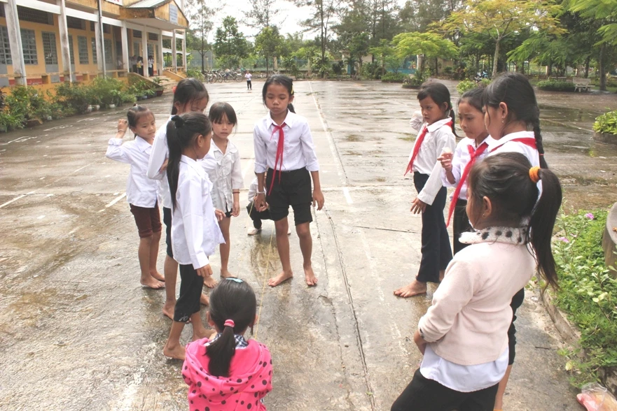 Học sinh tiểu học tỉnh Hậu Giang trong giờ chơi. Ảnh: Q. Ngữ