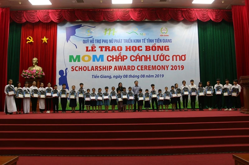 Trao học bổng cho các em học sinh hoàn cảnh khó khăn