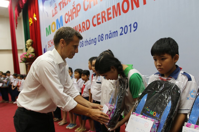 Ông Jon Ragne Bolstad - Giám đốc Tổ chức Liên minh cứu trợ Na Uy trao học bổng cho HS Ông Jon Ragne Bolstad - Giám đốc Tổ chức Liên minh cứu trợ Na Uy trao học bổng cho HS