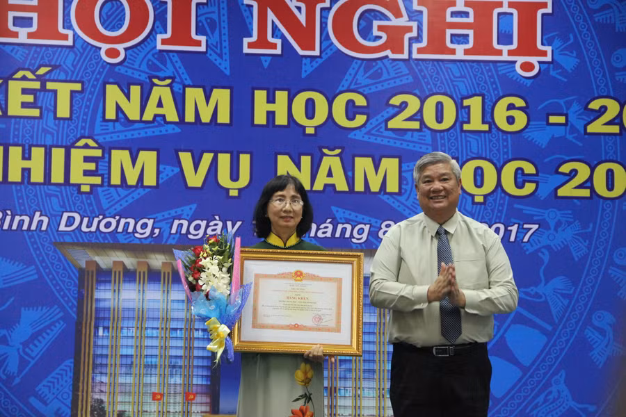 Trường Trung Tiểu học Petrus Ký nhận Bằng khen của Thủ tướng Chính phủ tại Hội nghị tổng kết năm học 