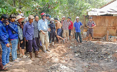 Hố rác nơi phát hiện nhiều mẩu xương