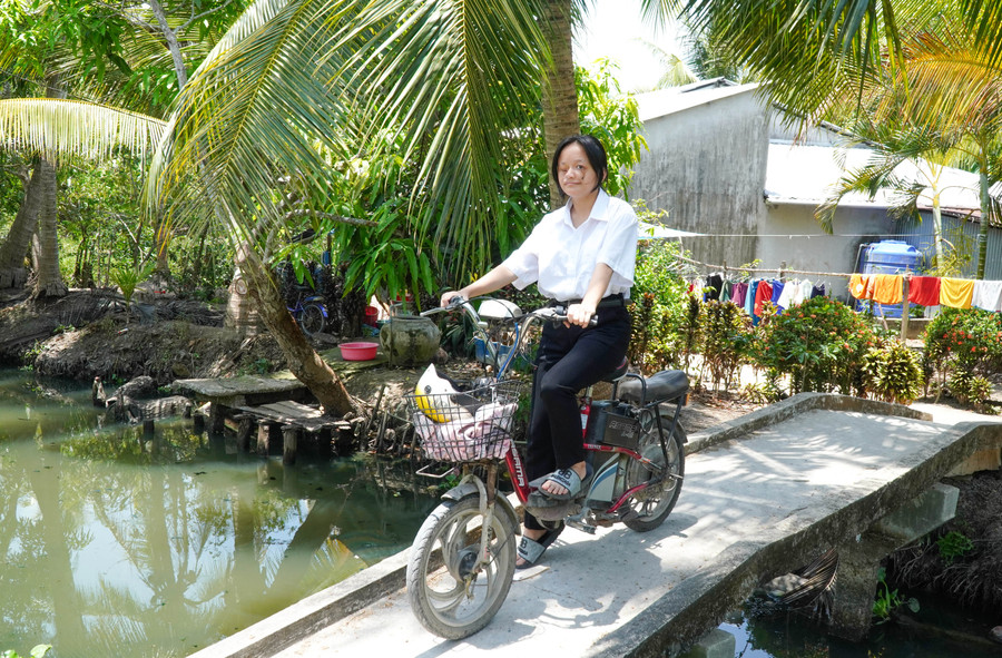 Ngọc Huyền vượt qua nỗi tự ti, mặc cảm để đến trường. Ngọc Huyền vượt qua nỗi tự ti, mặc cảm để đến trường.
